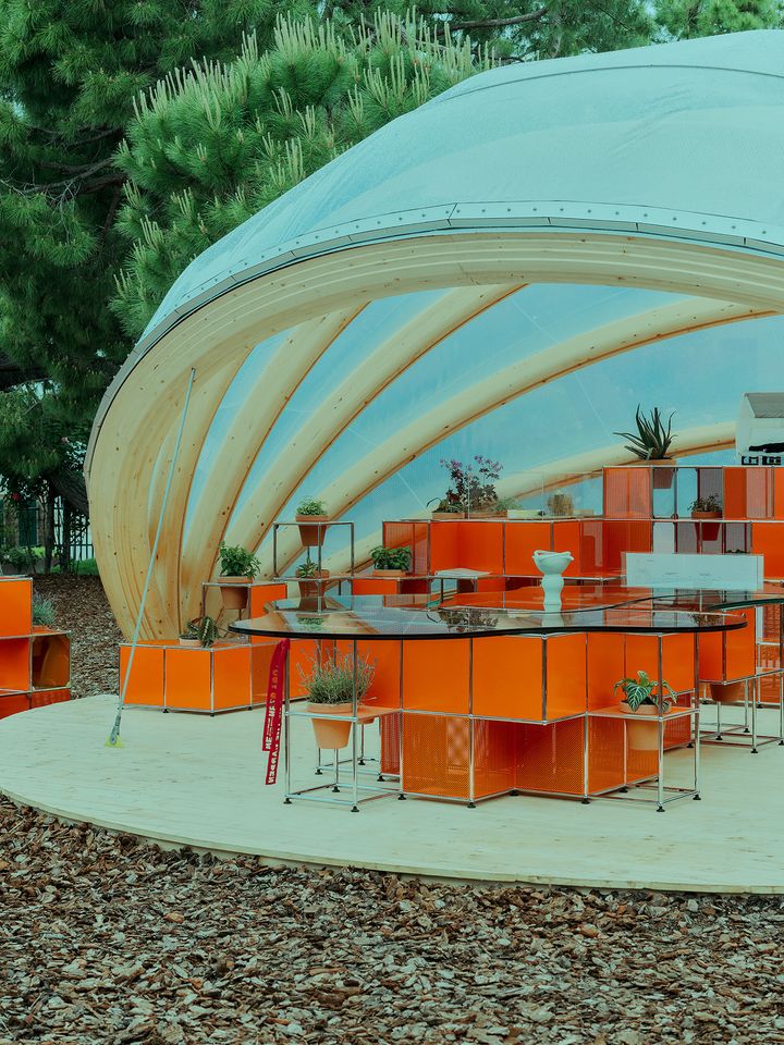 The installation with the USM Haller furniture system at the The installation with the USM Haller furniture system at the
