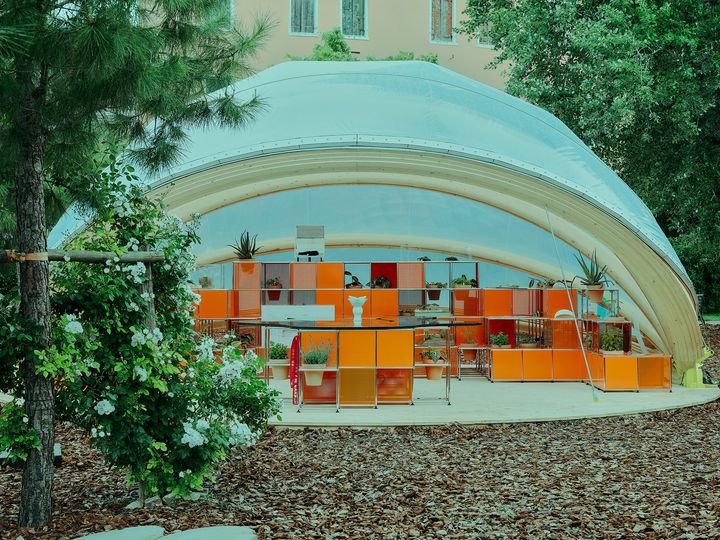 The installation with the USM Haller furniture system at the The installation with the USM Haller furniture system at the