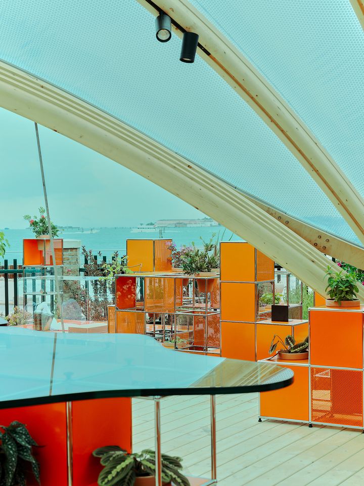 The installation with the USM Haller furniture system at the The installation with the USM Haller furniture system at the