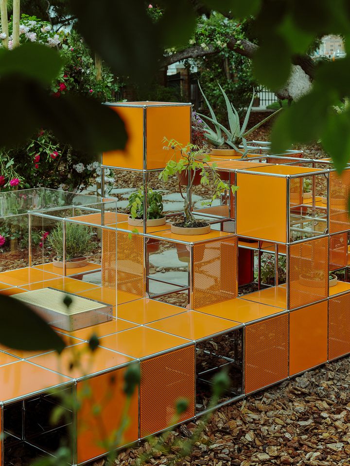 The installation with the USM Haller furniture system at the The installation with the USM Haller furniture system at the