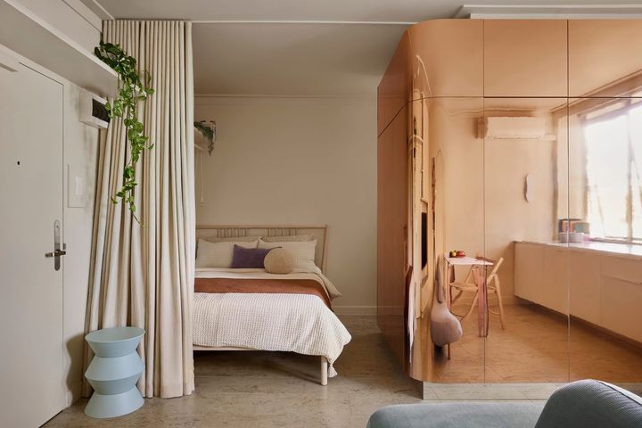 Zona notte del piccolissimo monolocale St. Kilda Micro Sanctuary | TSAI DESIGN Melbourne / Australia / 2024 7
