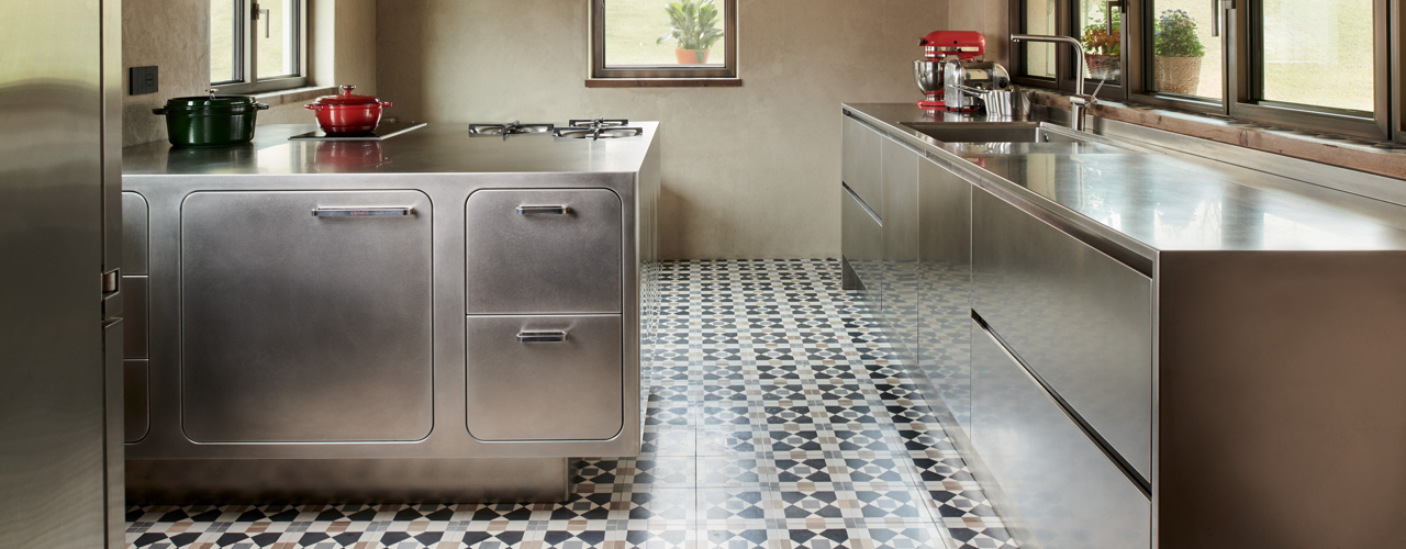 A Bespoke Kitchen between Rural Heritage and Contemporary Design