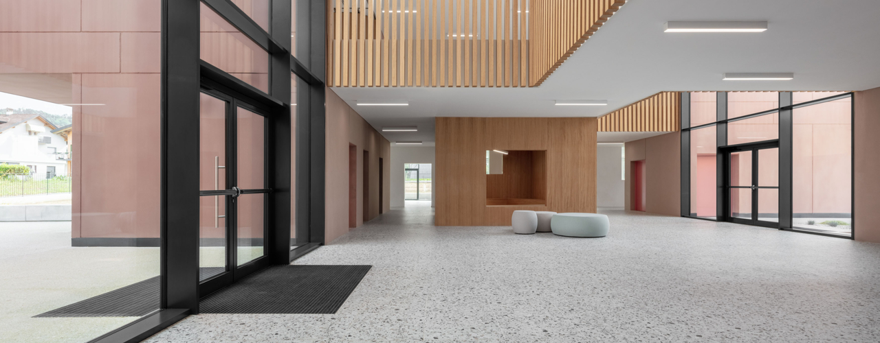 Keramik in Terrazzo-Optik schmückt die Schule Puos d’Alpago