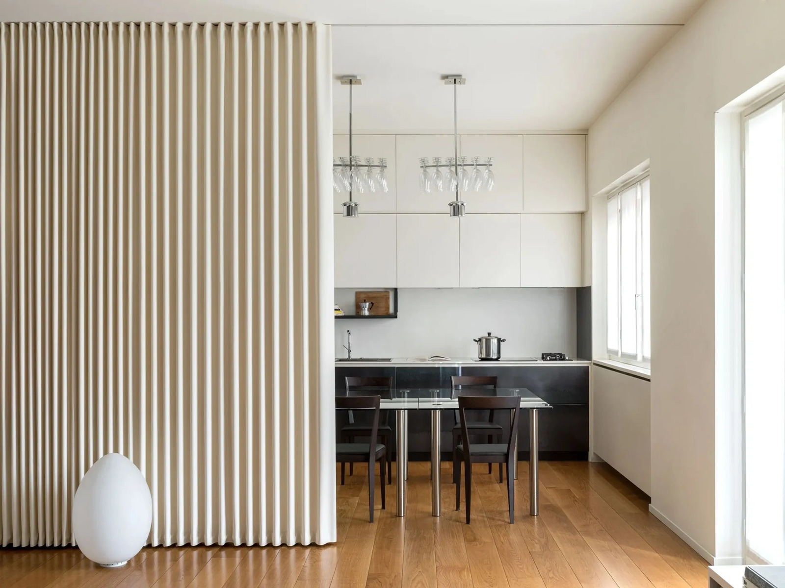 5 platzsparende Ideen für die Einrichtung einer 50 m² großen Zweizimmerwohnung: smarte Grundrisse und ausgewählte Projekte