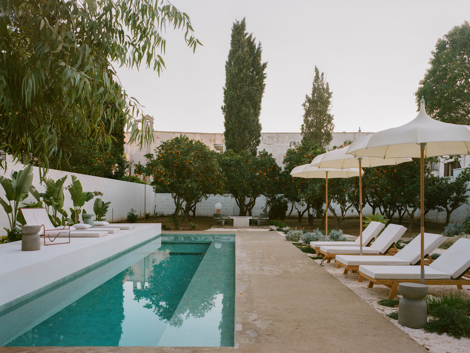 Palazzo San Vito: das Interior-Design-Projekt von Studio Valari in Lequile, Apulien. Eine Oase des Quiet Luxury in historischem Ambiente