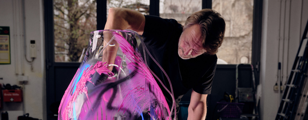Una lampada sospesa tra design e arte contemporanea