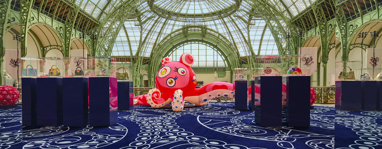 Un polipo di otto metri invade il maestoso Grand Palais di Parigi 