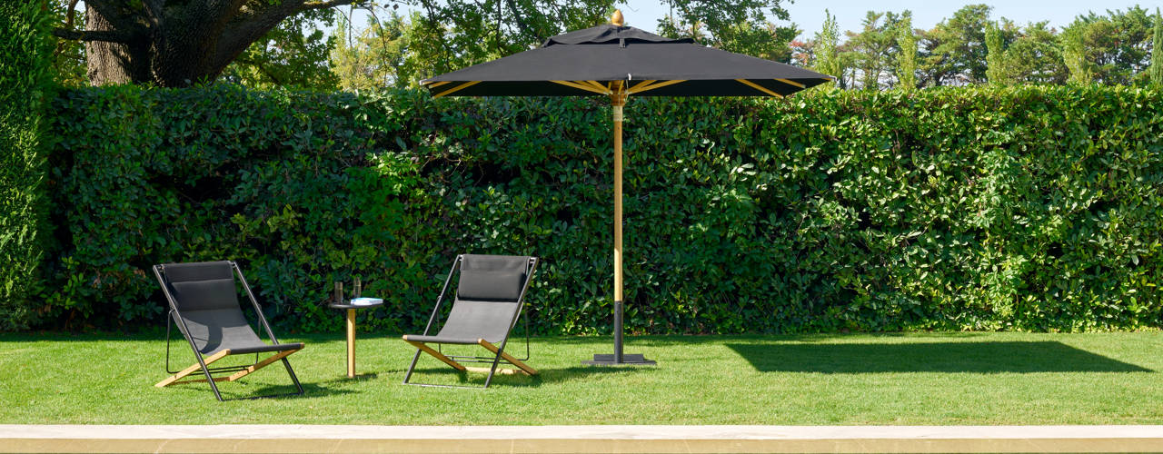 Una sdraio per l'outdoor dalla struttura leggera e i dettagli in teak