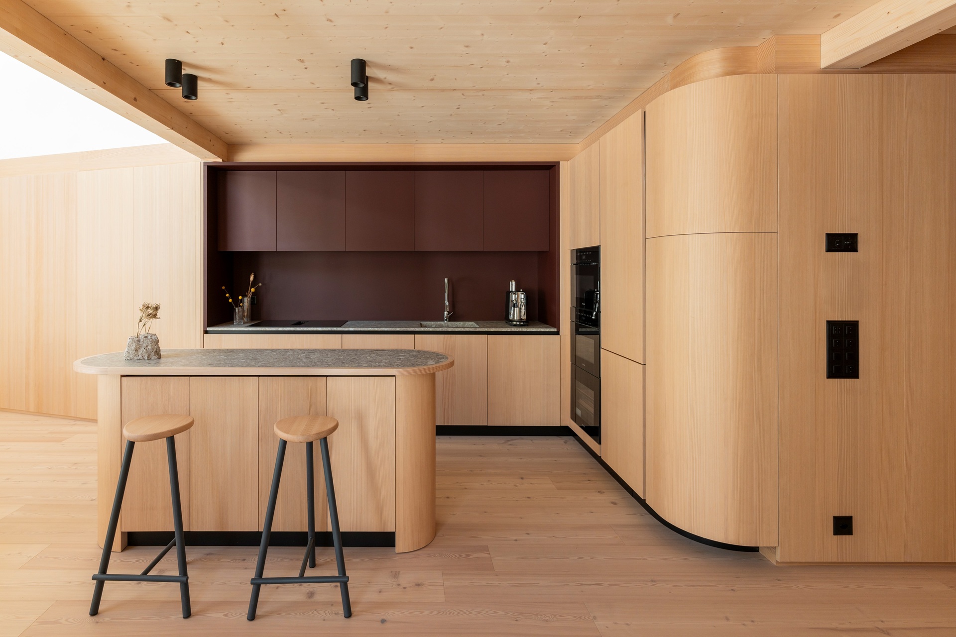 15 trendige Ideen für die Verkleidung der Küchenwand: Projekte zum Nachmachen 2026