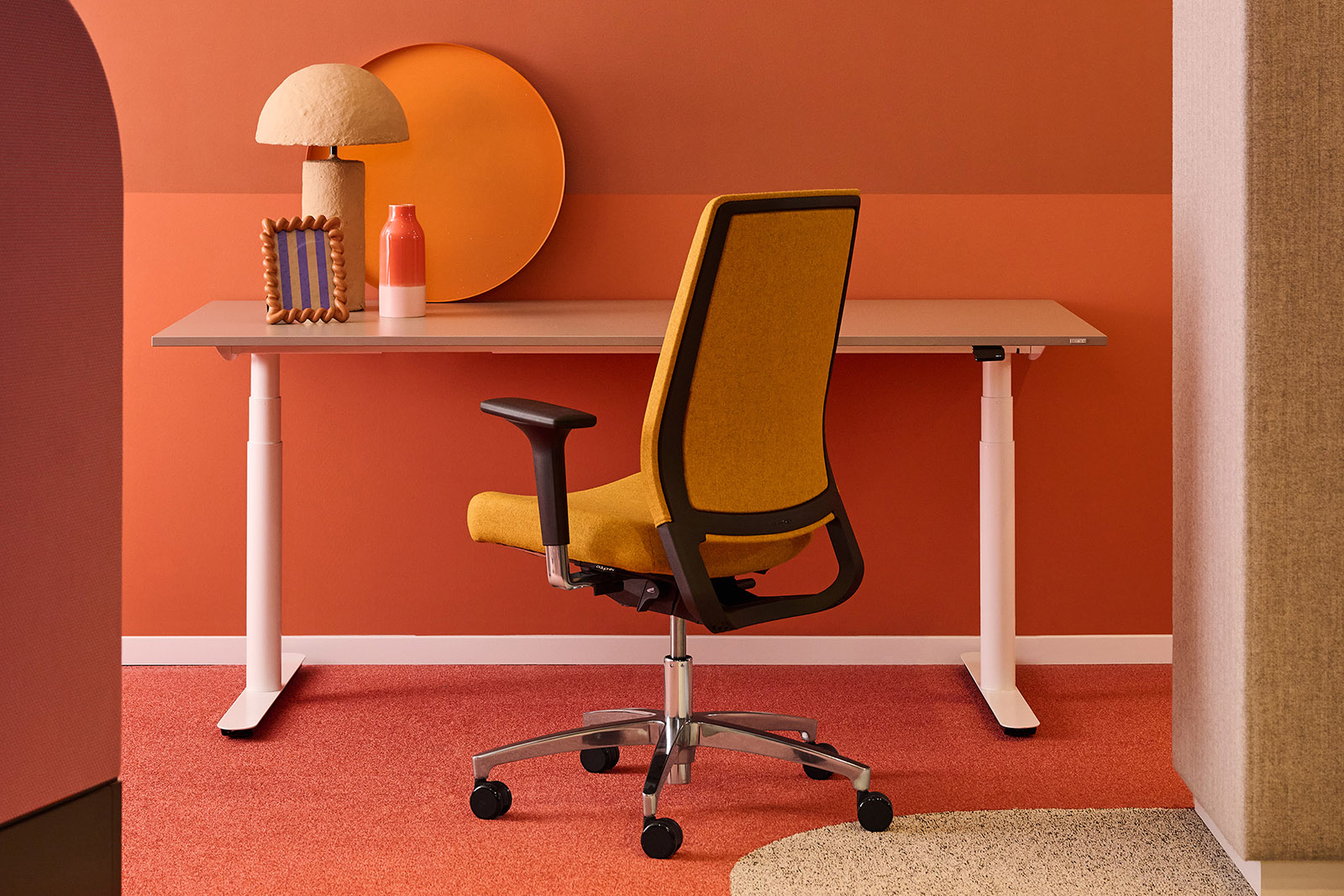 Es wird wohnlich, beim ergonomischen Sitzen am Arbeitsplatz