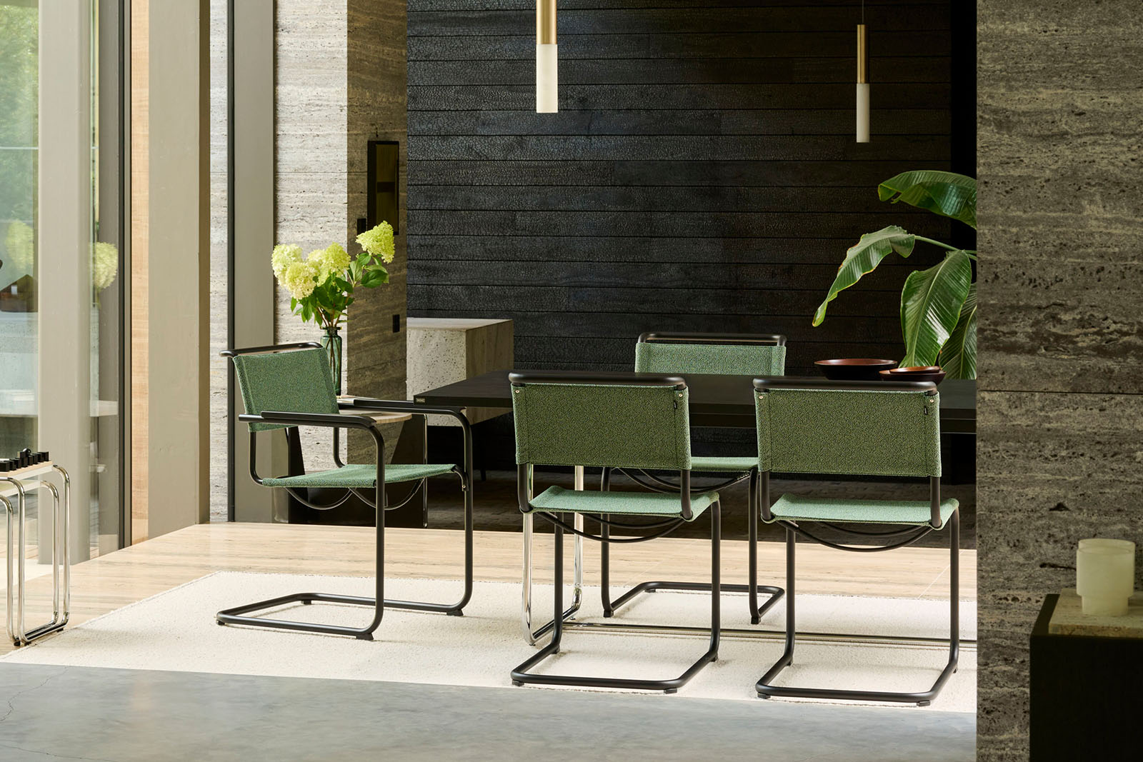 100 Jahre Freischwinger: Ein Fest der Farben und Textilien