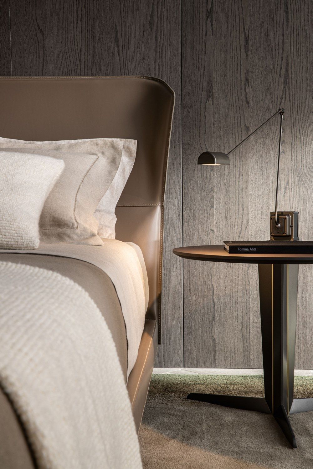 AZUL Tanned leather double bed By Molteni & C. | design Nicola Gallizia