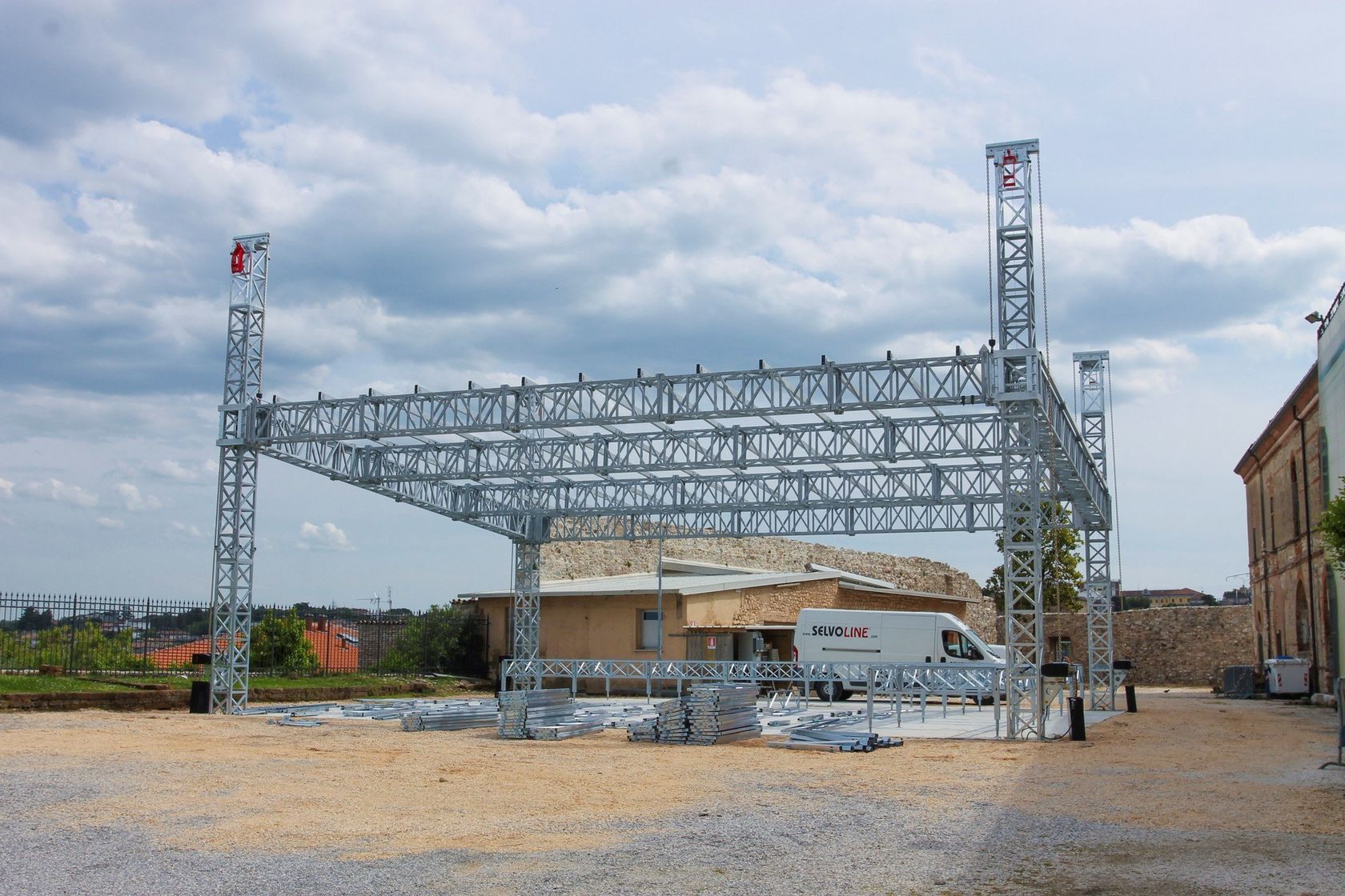 Struttura con tralicci in acciaio e copertura in PVC POWER - SELVOLINA ...