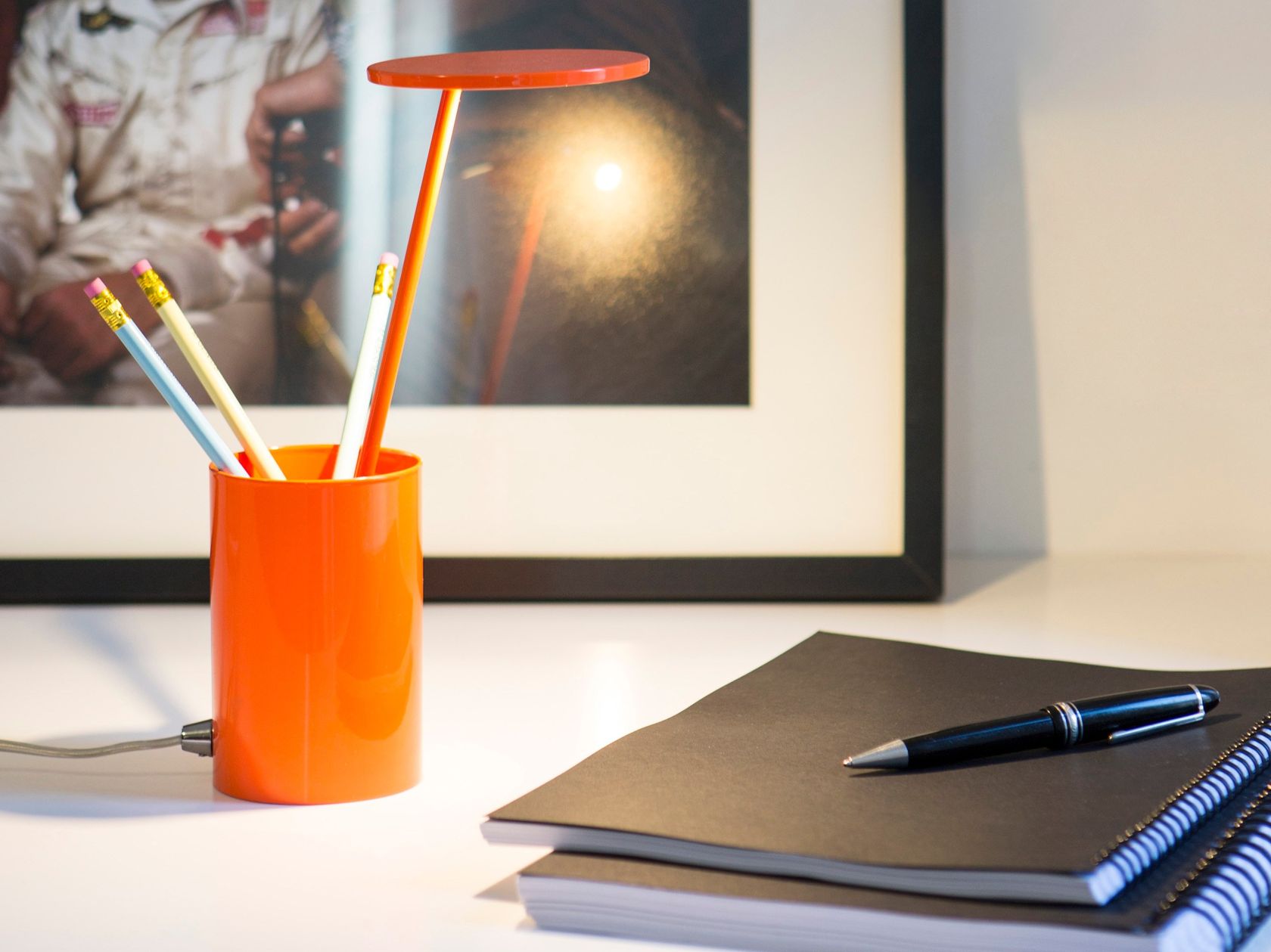 Aluminium table lamp / pen holder E.T. By Formagenda design Benjamin Hopf