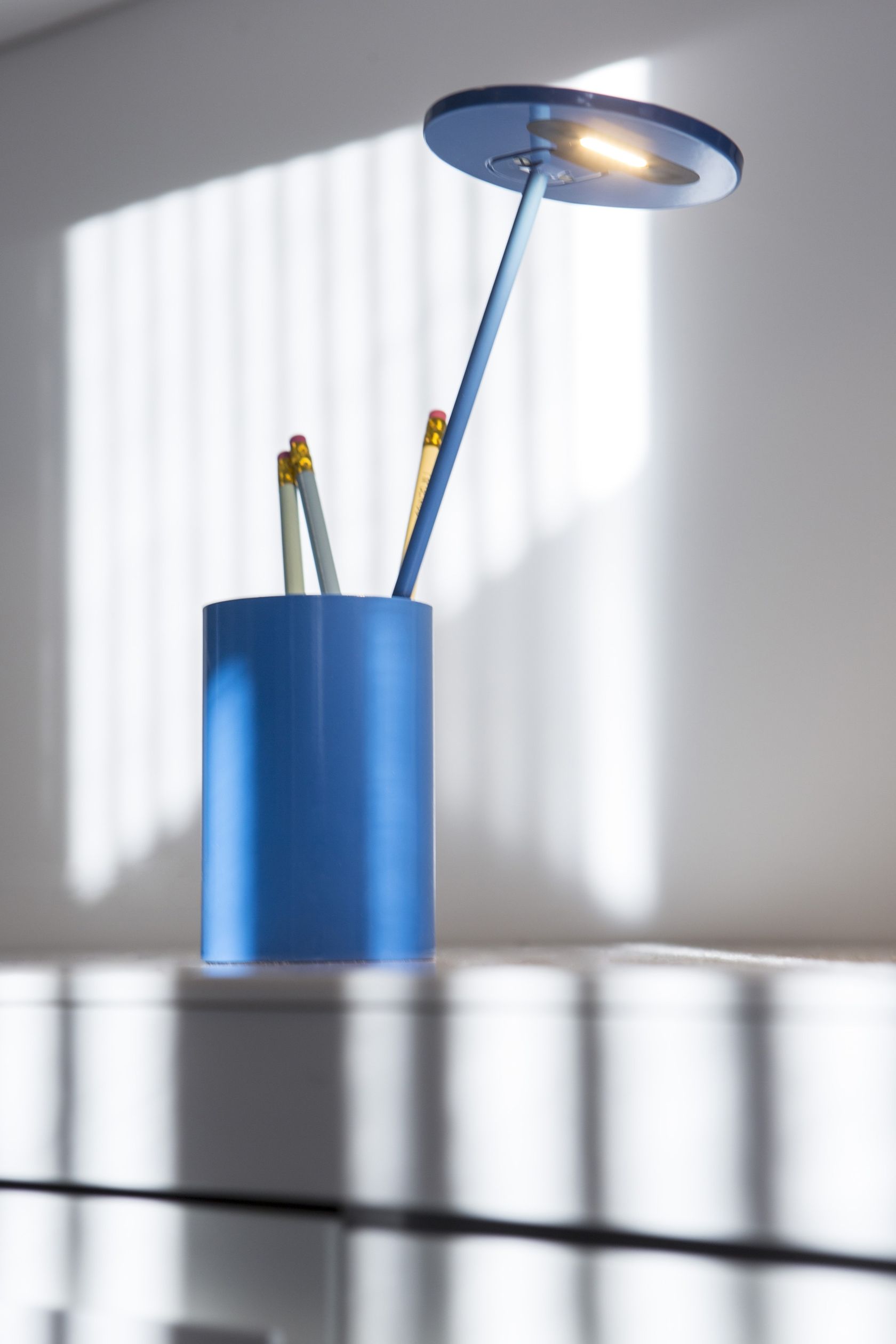 Aluminium table lamp / pen holder E.T. By Formagenda design Benjamin Hopf