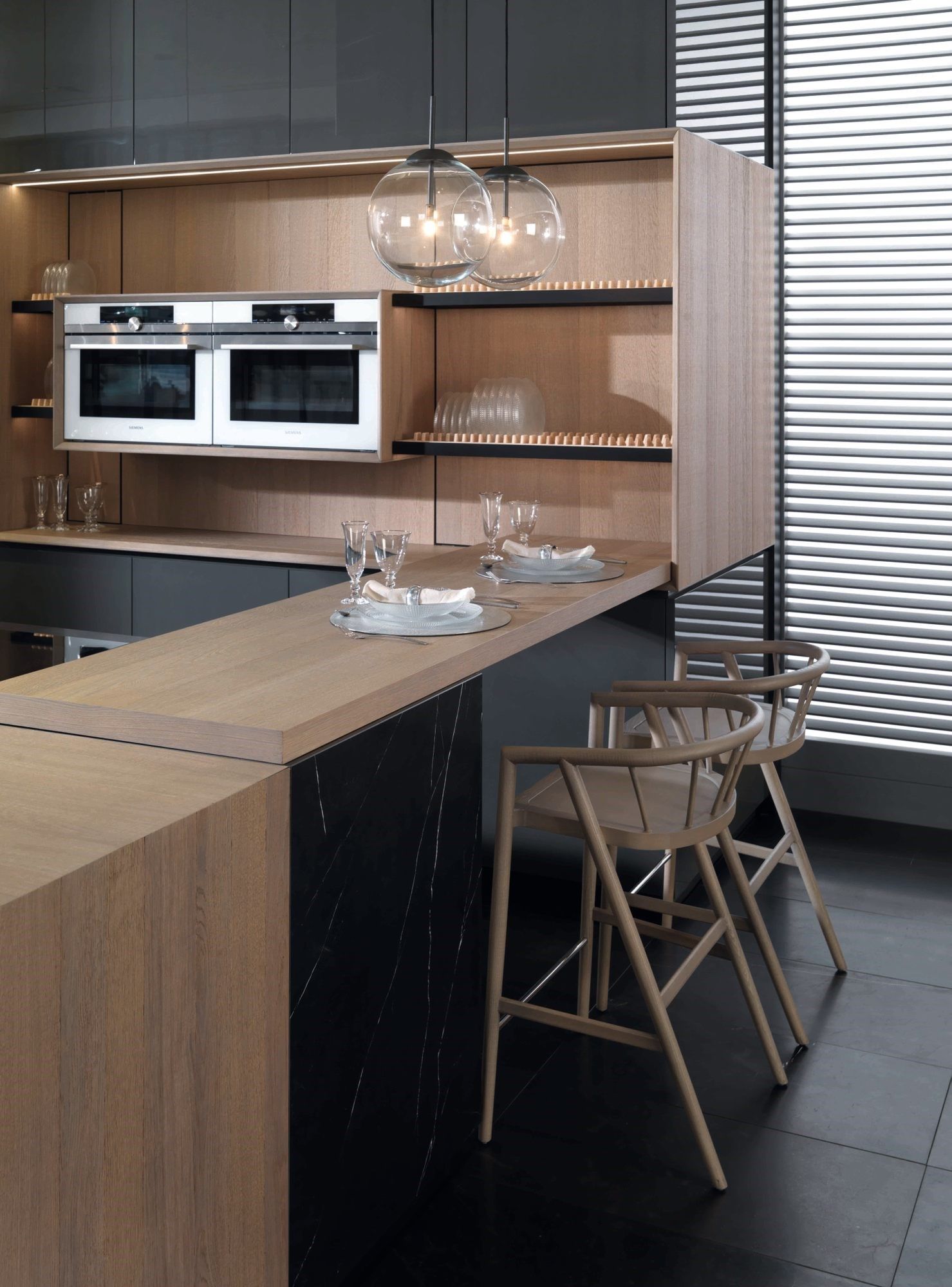 Gamadecor Easy Living – Offene Wohnküche Sandbeige – Weiß matt mit Beige-Holz-Akzenten