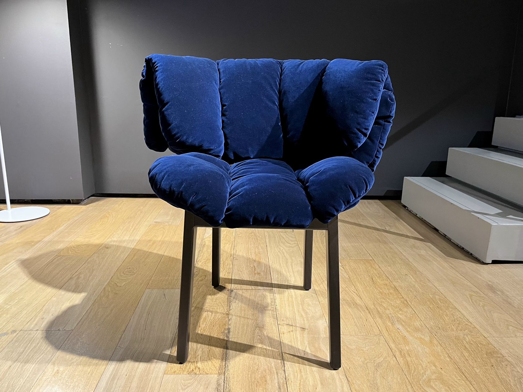 EDRA BLUE VELVET 椅子 By In Stock design Estudio Campana