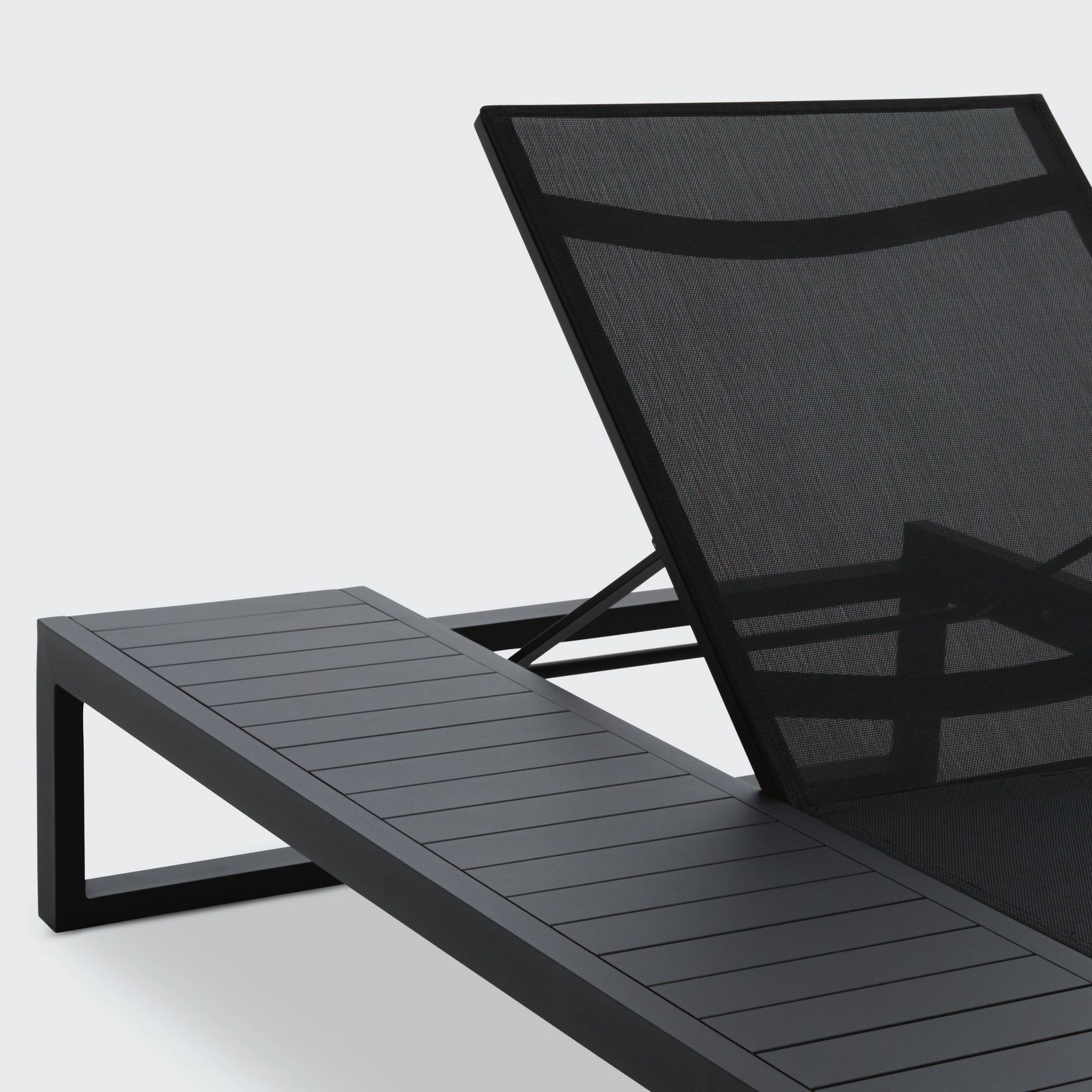 EOS Recliner powder coated aluminium sun lounger By Case design
