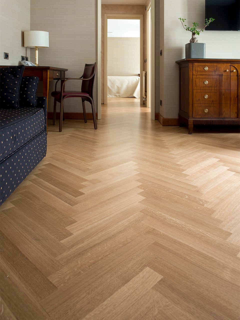 ESSENZE EASY Preﬁnished brushed wooden parquet By Corà