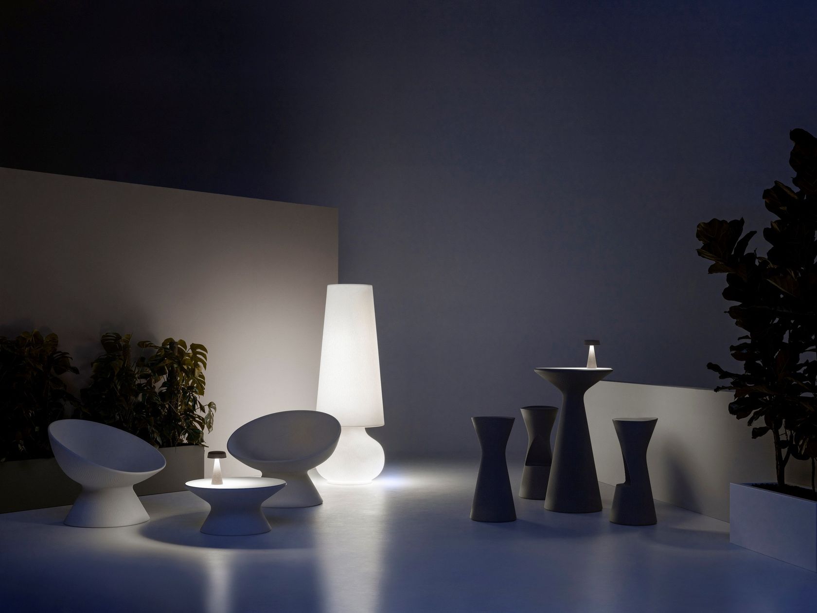 FADE Round polyethylene coffee table By Plust | design Marco Gregori