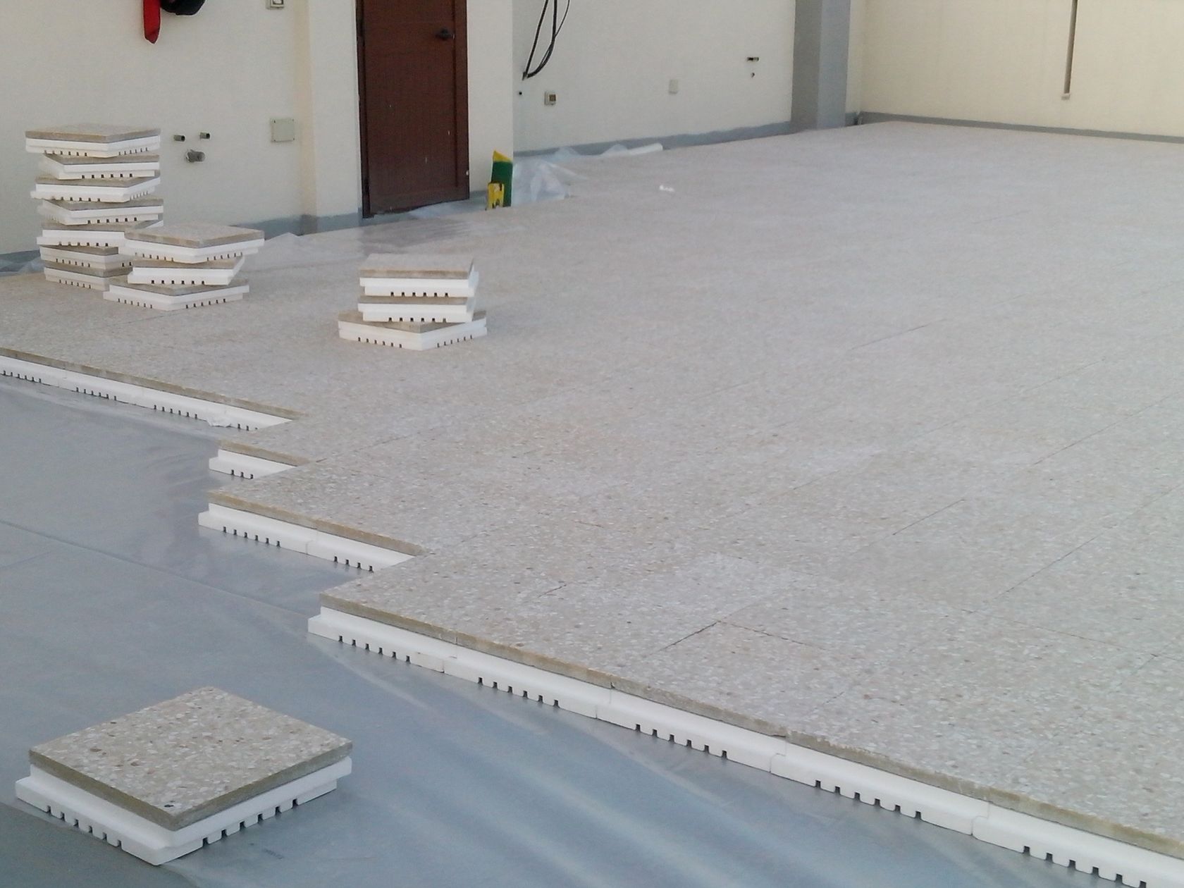 Tubo Radiante Di Colore Rosso Del Tubo Del Riscaldamento Di Pavimento Immagine Stock - Immagine - Foto 12