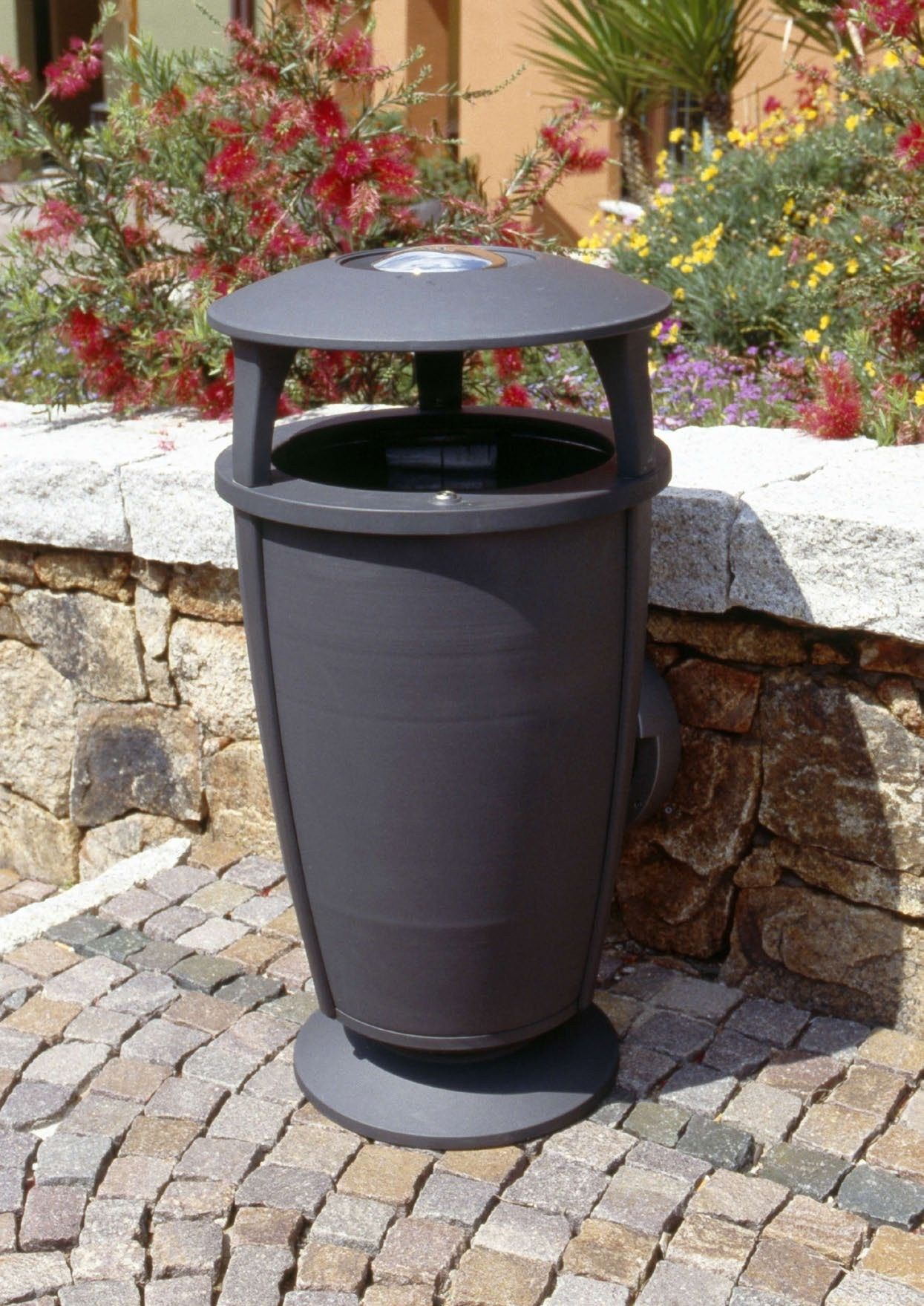 IDESIA Outdoor litter bin with lid with ashtray By Neri