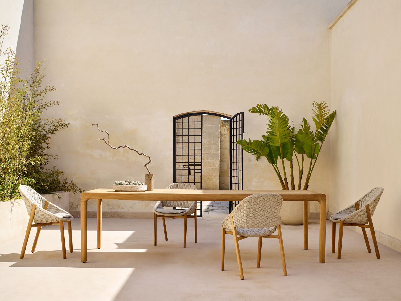 illum-tisch-aus-teakholz-by-trib-design-merckx-maes
