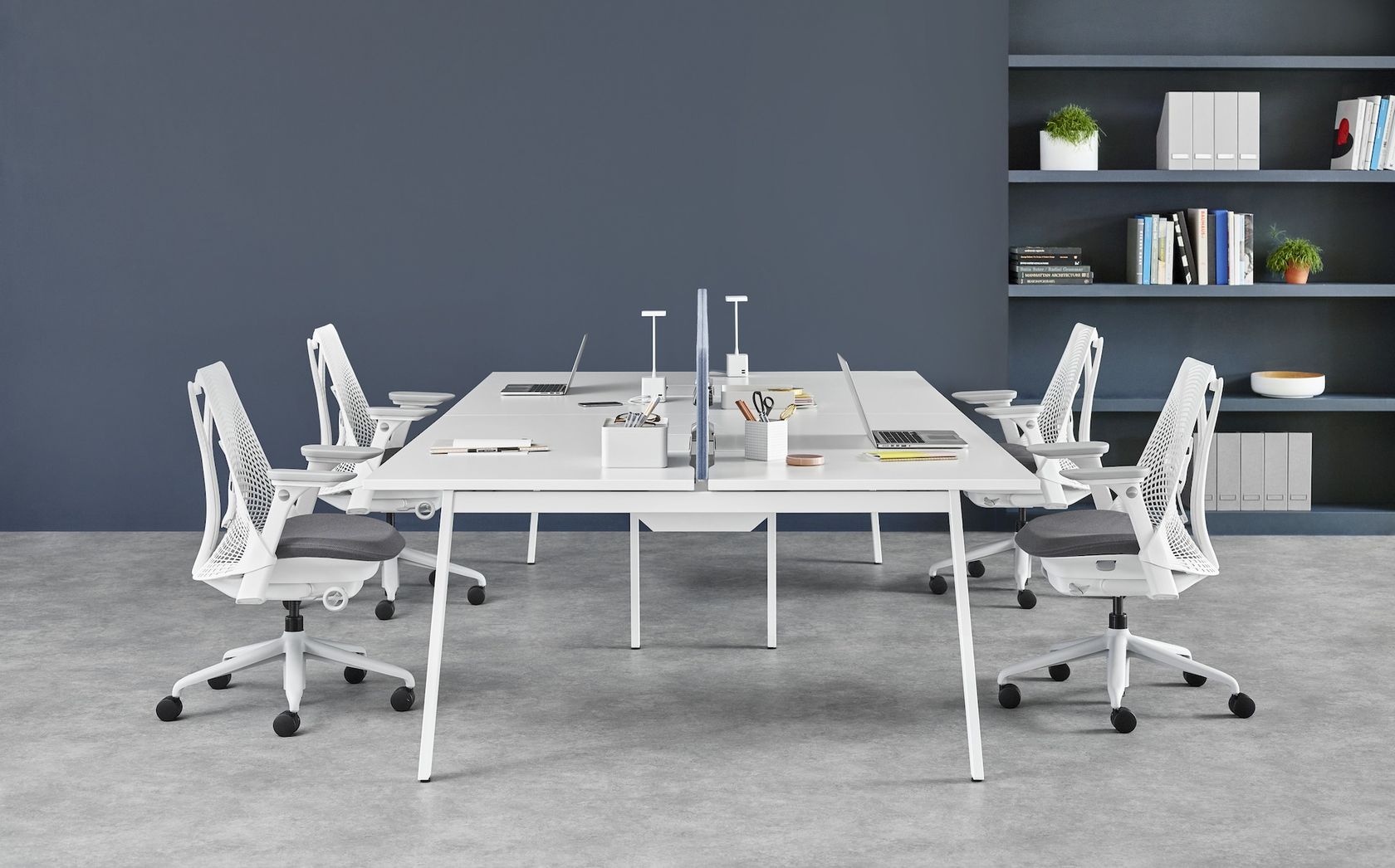 LAYOUT STUDIO Office desk By Herman Miller