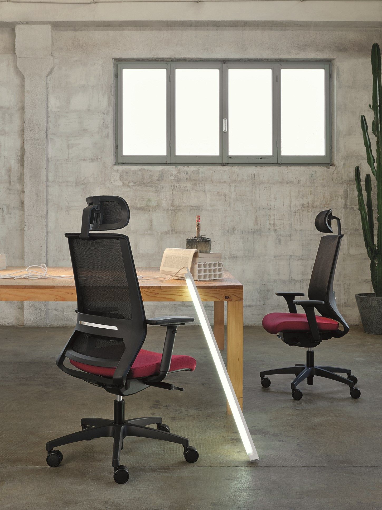 LOGICA 01 PT Heightadjustable upholstered office chair with headrest