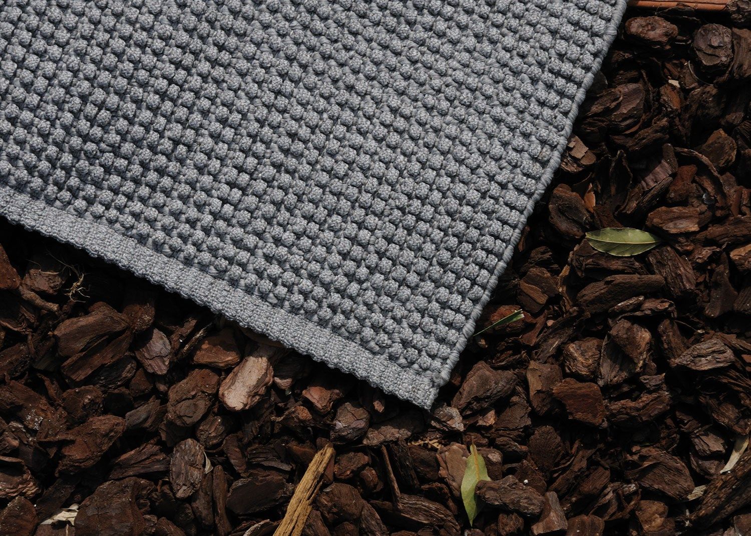 Solid-color handmade outdoor rugs LOOP By Warli design Paolo Zani