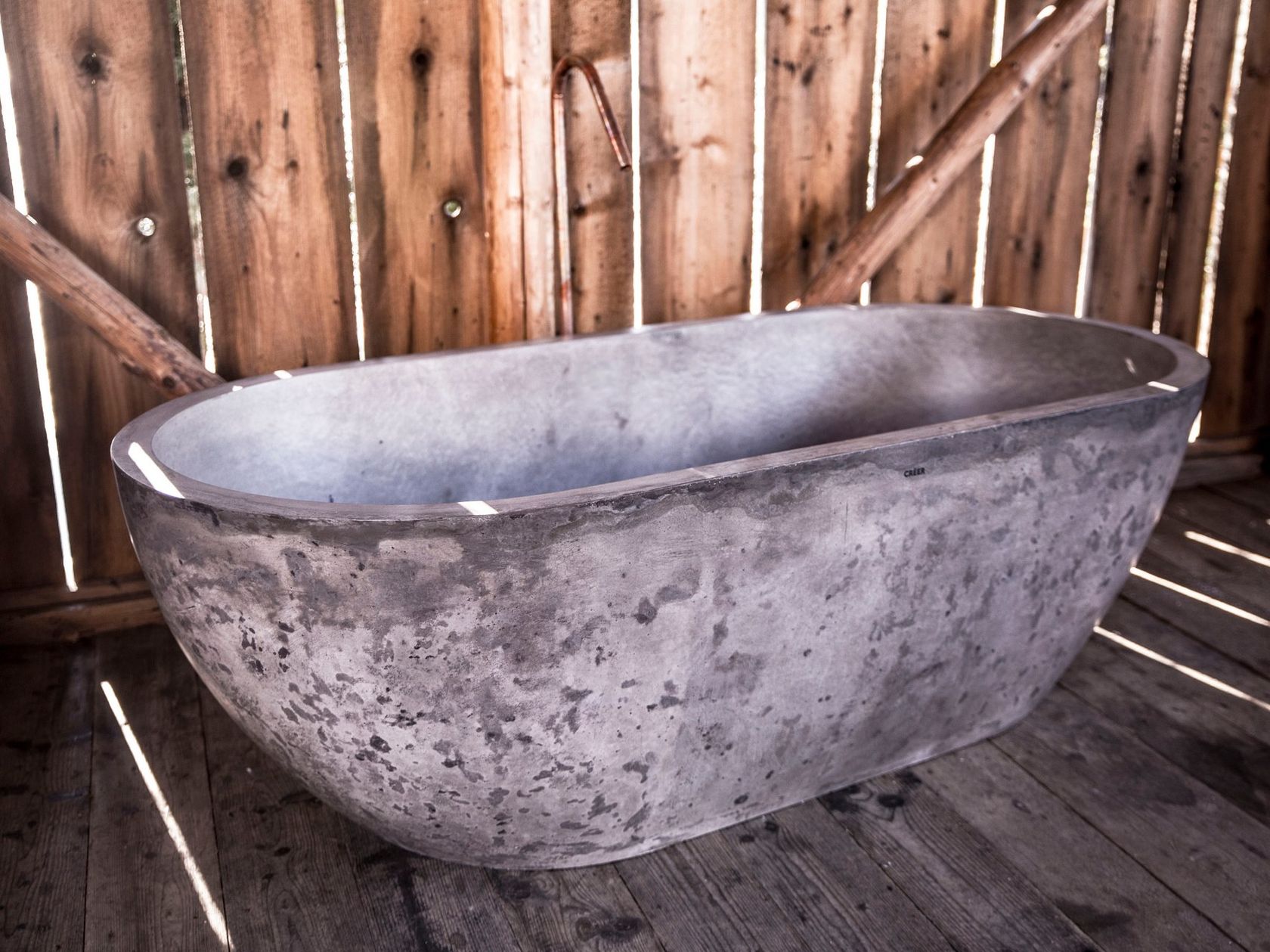 MAGNA Freestanding oval lightweight concrete bathtub By CRÉER
