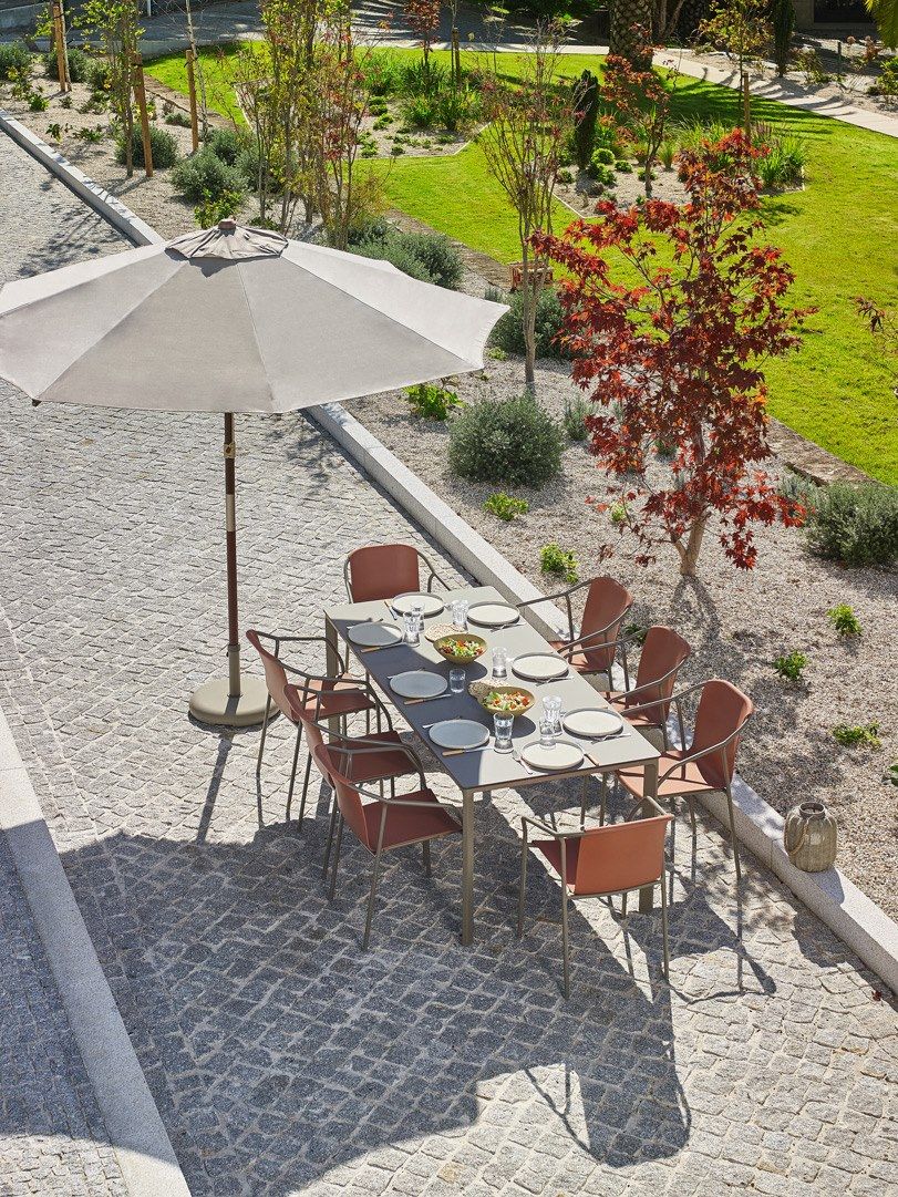 MEET RECTANGULAR Stackable rectangular aluminium garden table By Ezpeleta