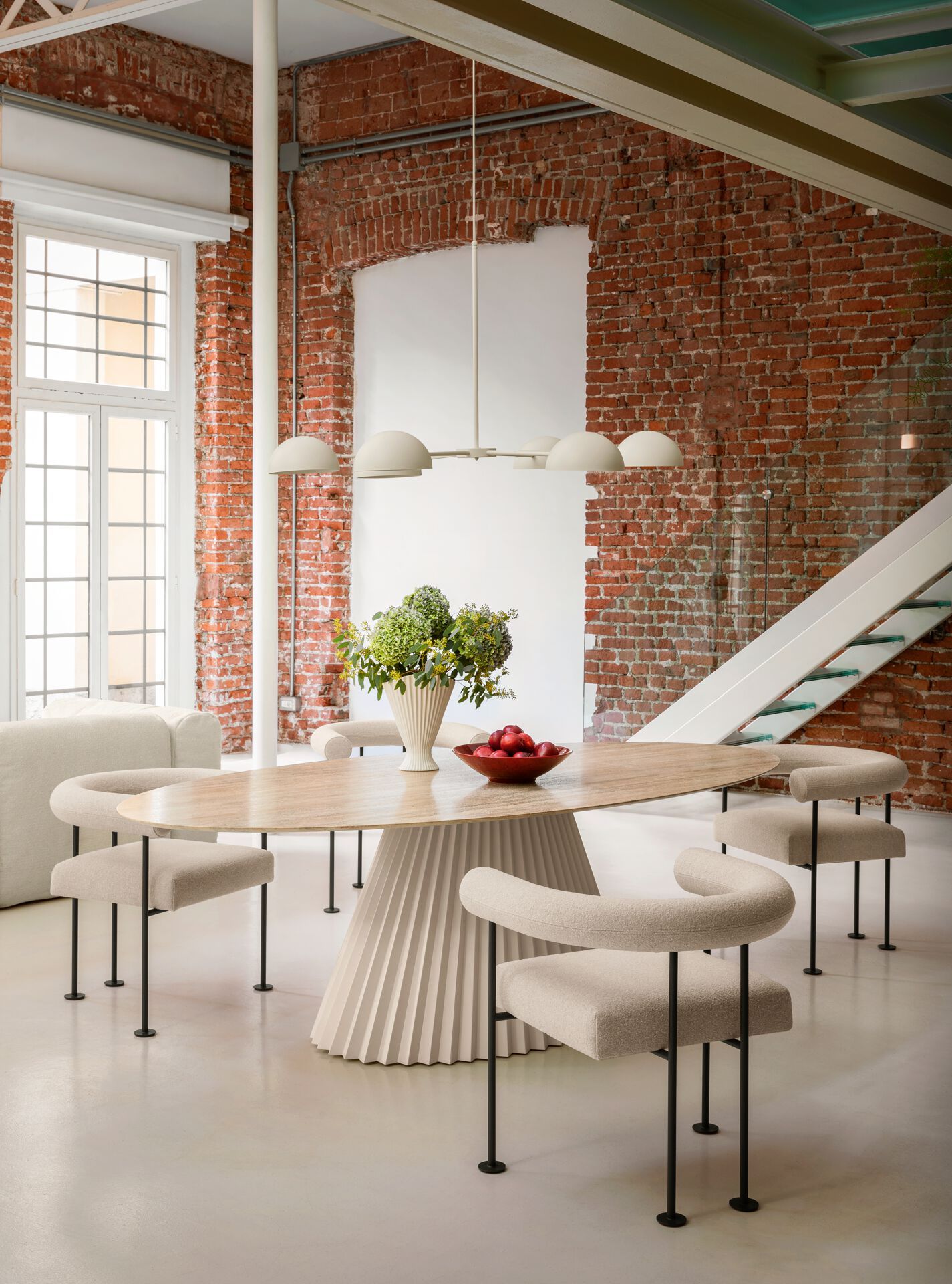 PLISSÉ ELLITTICO Fixed elliptical table with a metal base. By Midj ...