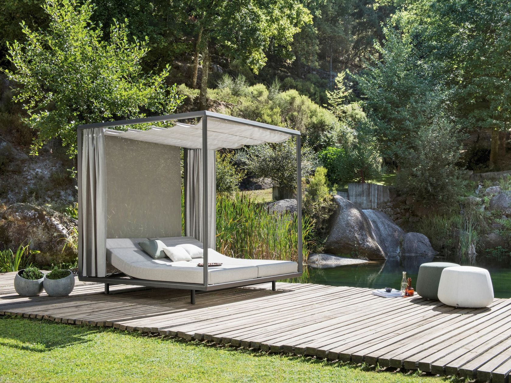 Loungebett aus Holz mit Baldachin PAVILION By TRIBÙ Design Monica Armani