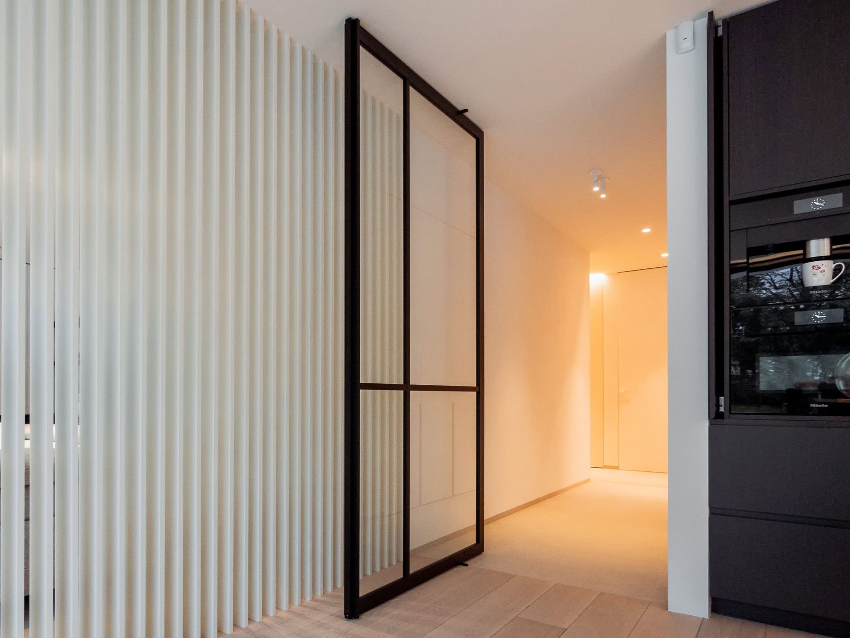 STEALTH PIVOT XL Selfclosing pivot hinge system By Portapivot