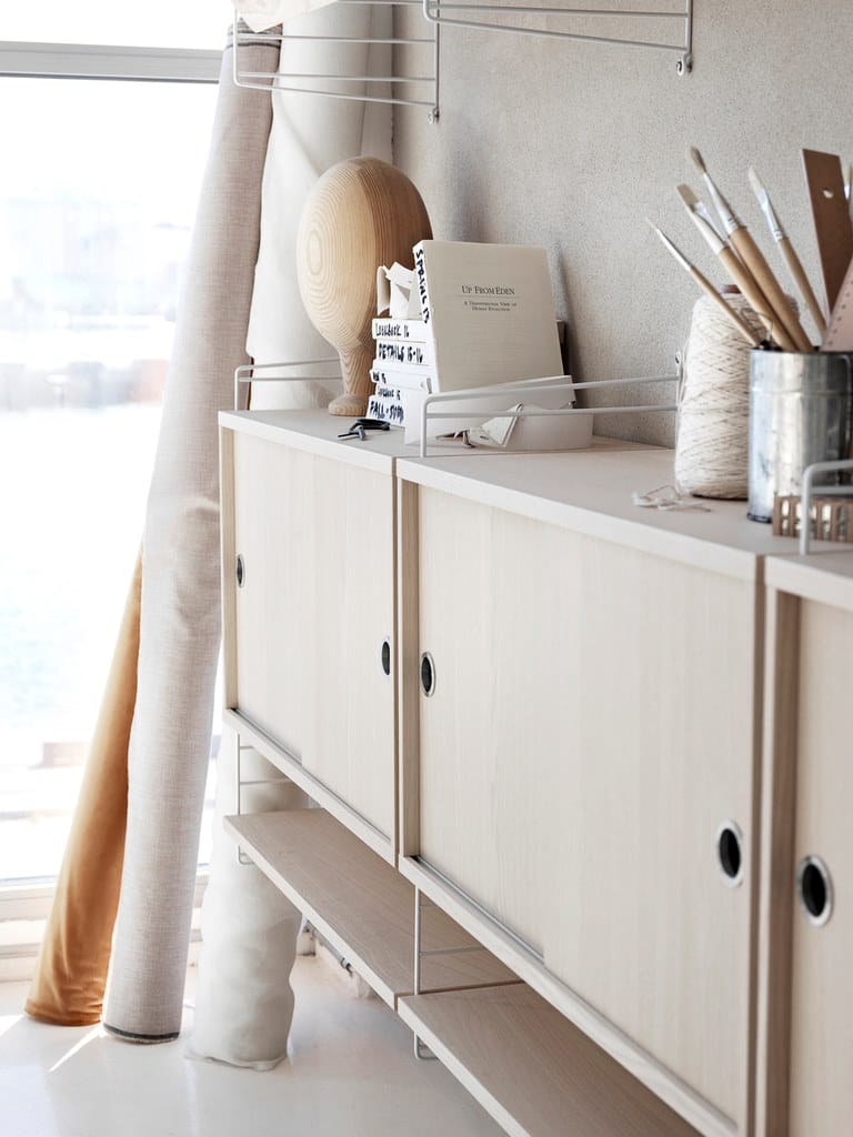 STRING® SYSTEM CABINET WITH SLIDING DOOR Pensile By String Furniture ...