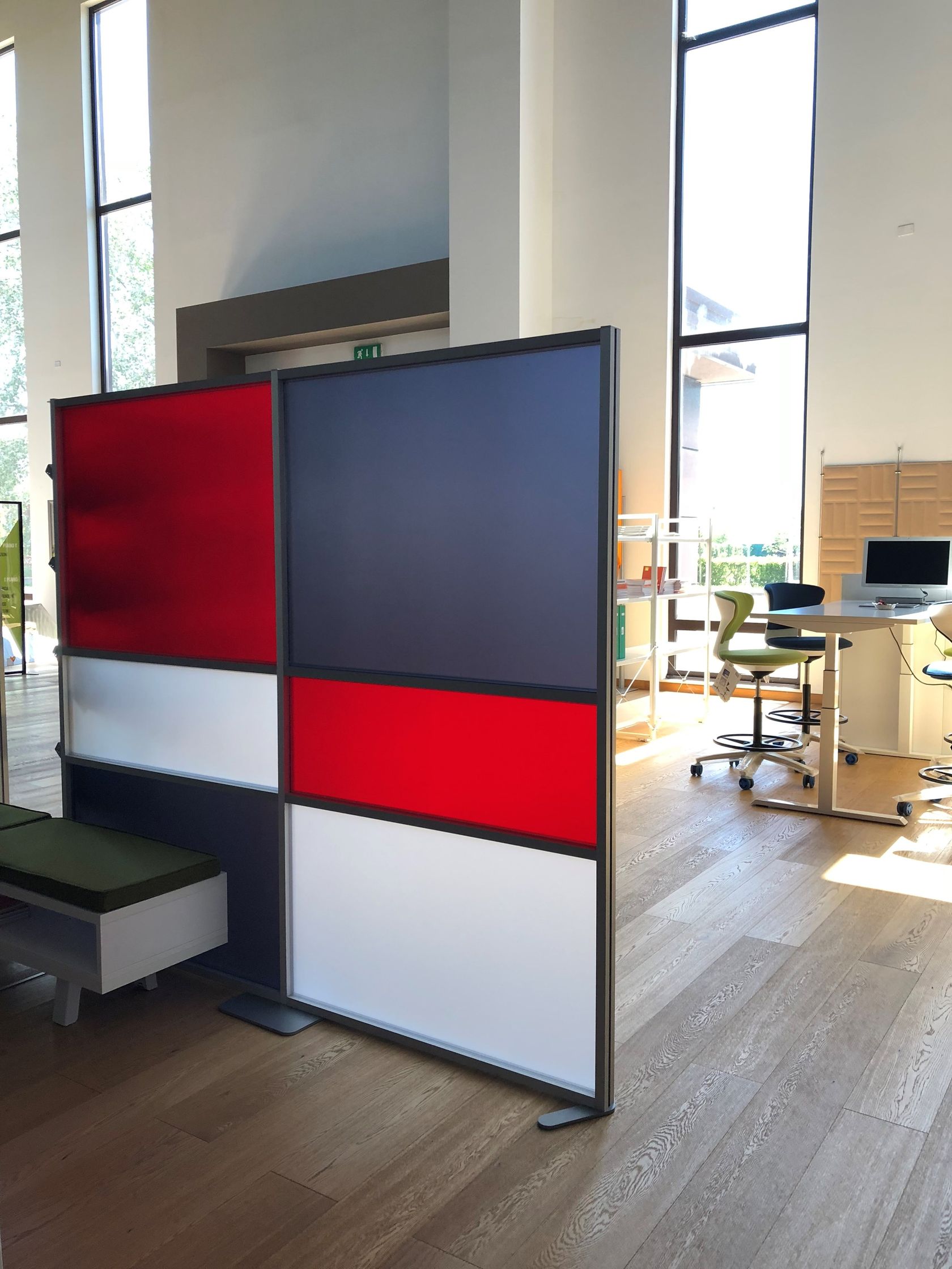 TETRIX Freestanding modular office screen By STUDIO T
