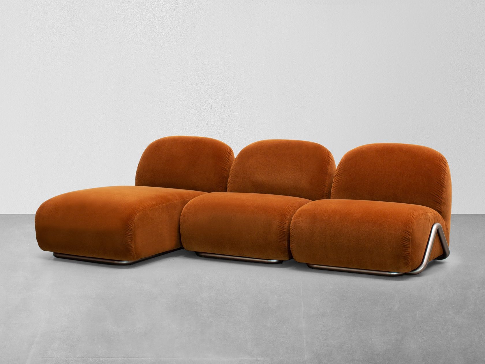 VICTORIA Sofa with chaise longue By Tacchini design david/nicolas
