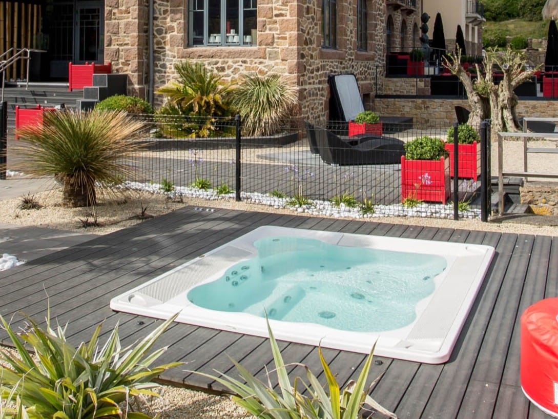 Builtin square hydromassage hot tub VIRGINIA EXPERIENCE By Jacuzzi®