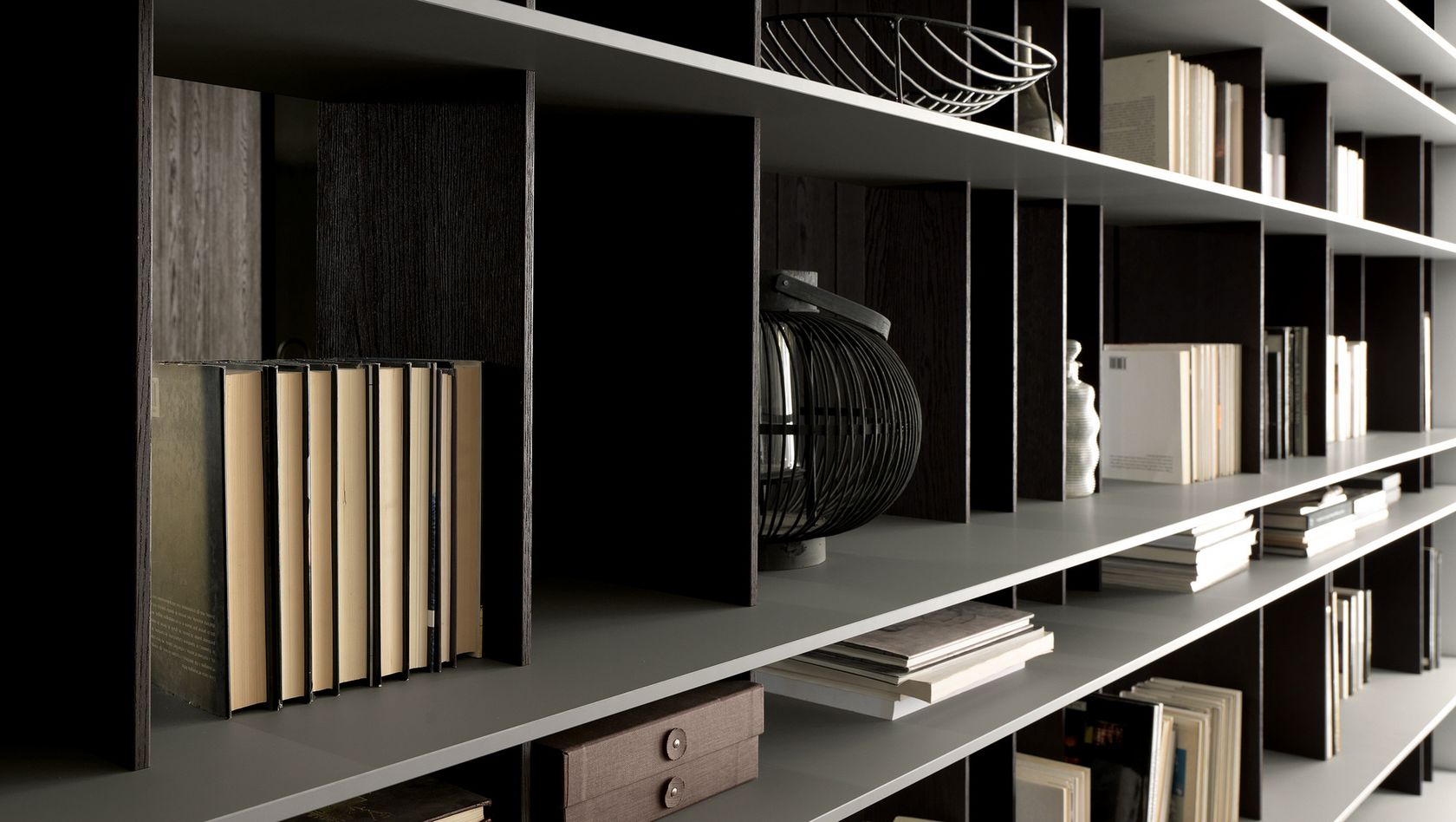 SKILL Libreria bifacciale in eucalipto con fissaggio pavimento-soffitto ...