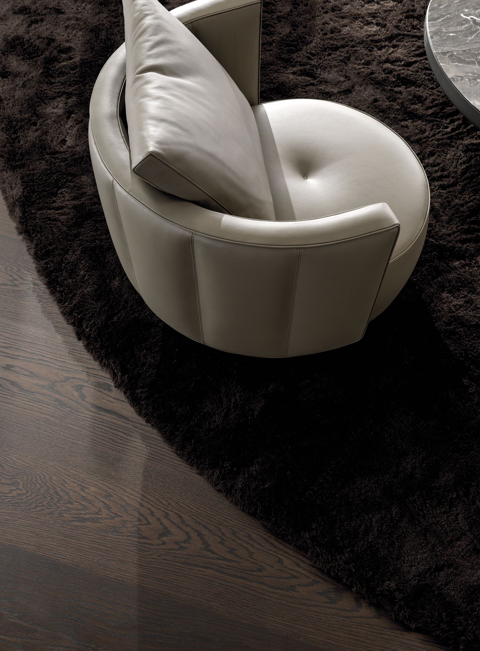 TORII BOLD Swivel leather armchair By Minotti design Nendo