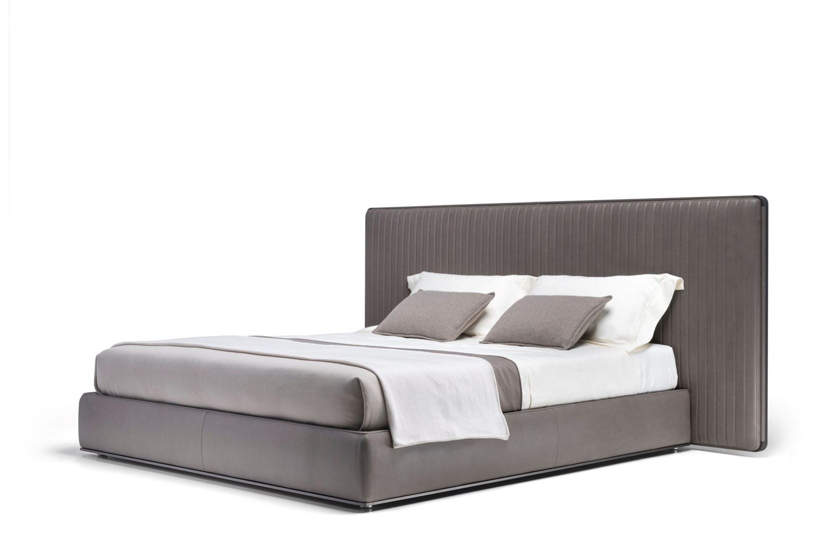 OVIDIO Leather bed Leather double bed with upholstered headboard By Molteni & C. design