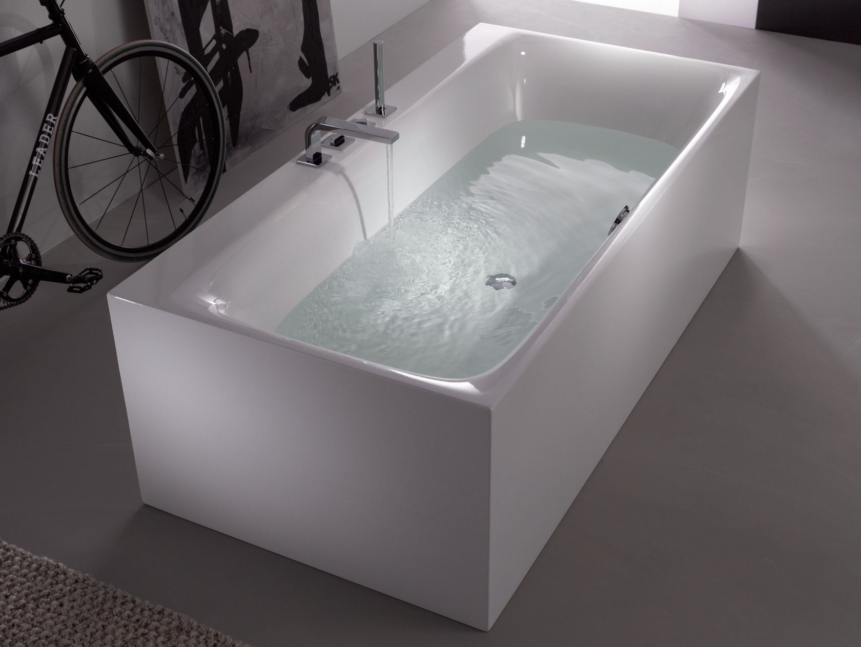 BETTELUX SILHOUETTE SIDE Freestanding enamelled steel bathtub By Bette