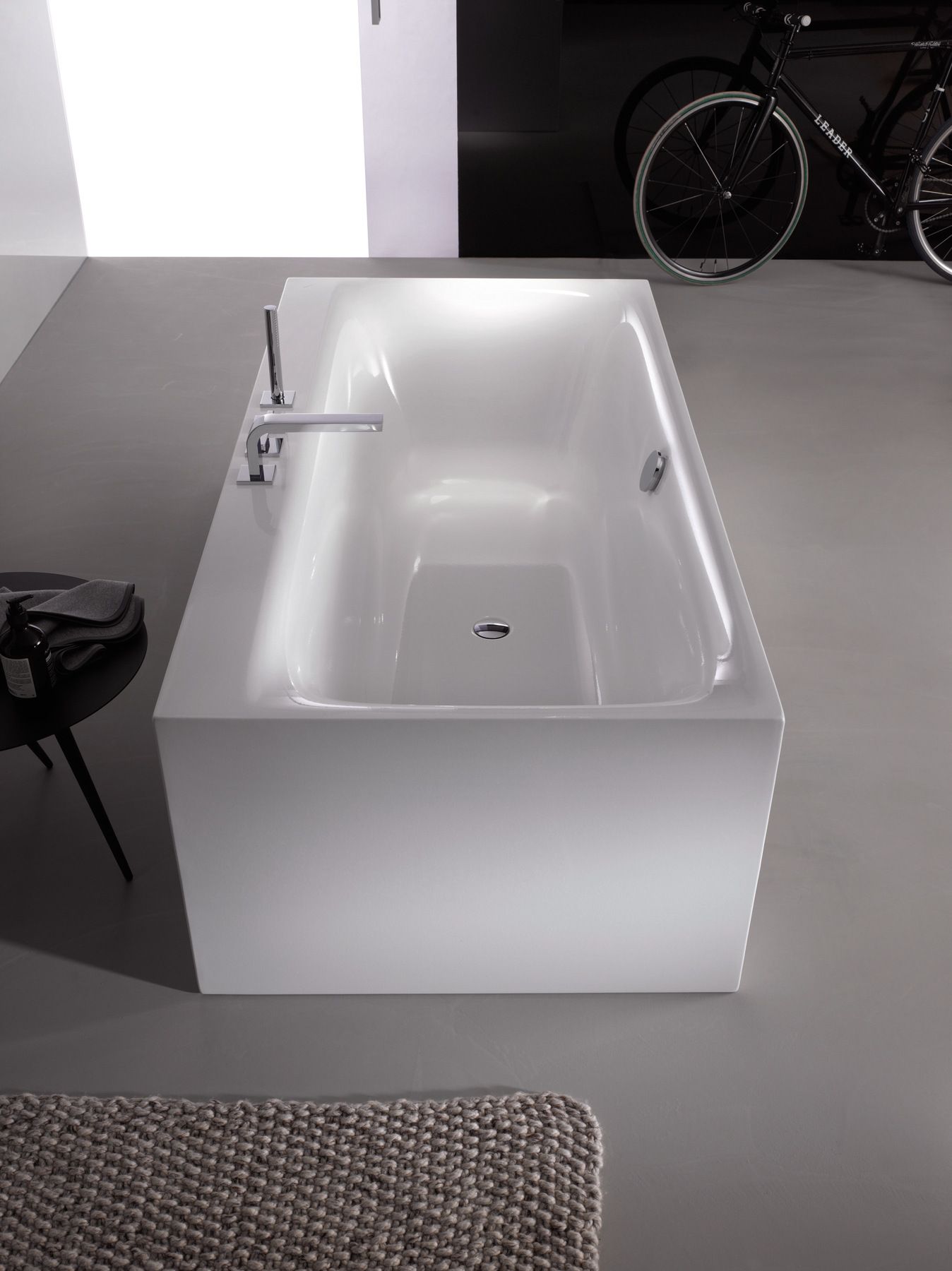 BETTELUX SILHOUETTE SIDE Freestanding enamelled steel bathtub By Bette