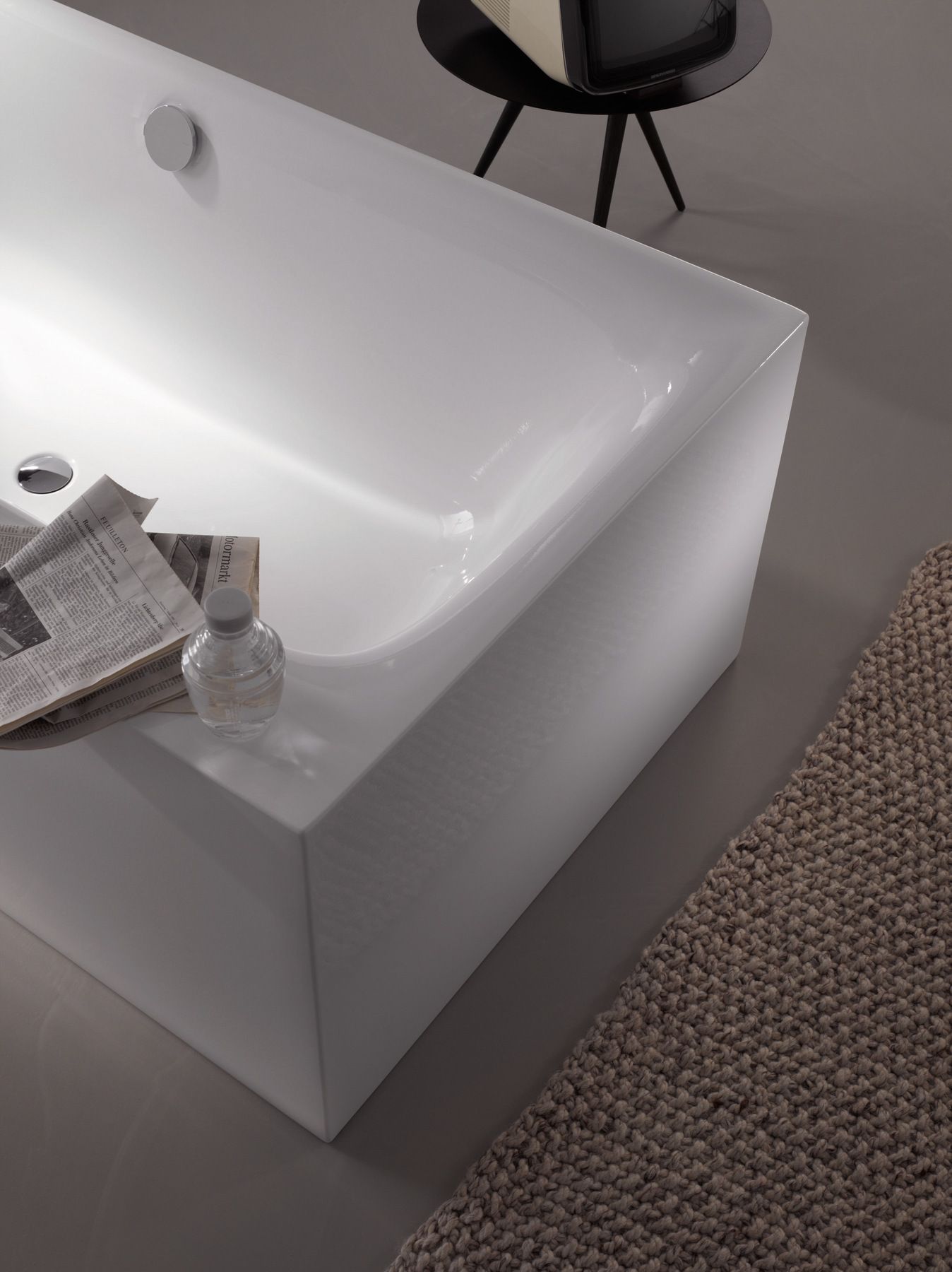 BETTELUX SILHOUETTE SIDE Freestanding enamelled steel bathtub By Bette