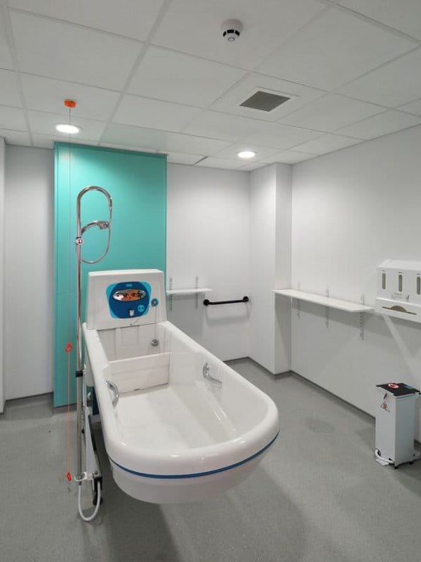 Deckenpaneel für Gesundheitseinrichtungen HYDROBOARD By Armstrong