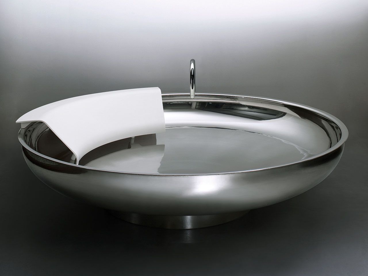 UFO Freestanding round stainless steel bathtub By Agape