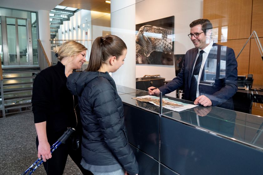 Modular reception station with a protection screen USM HALLER ...