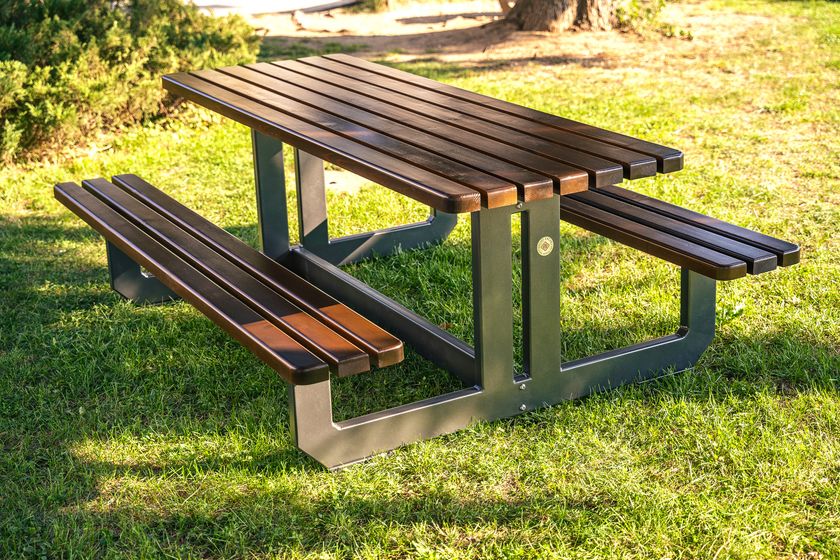 228 Mesa de picnic de madera con bancos integrados By ENCHO ENCHEV - ETE