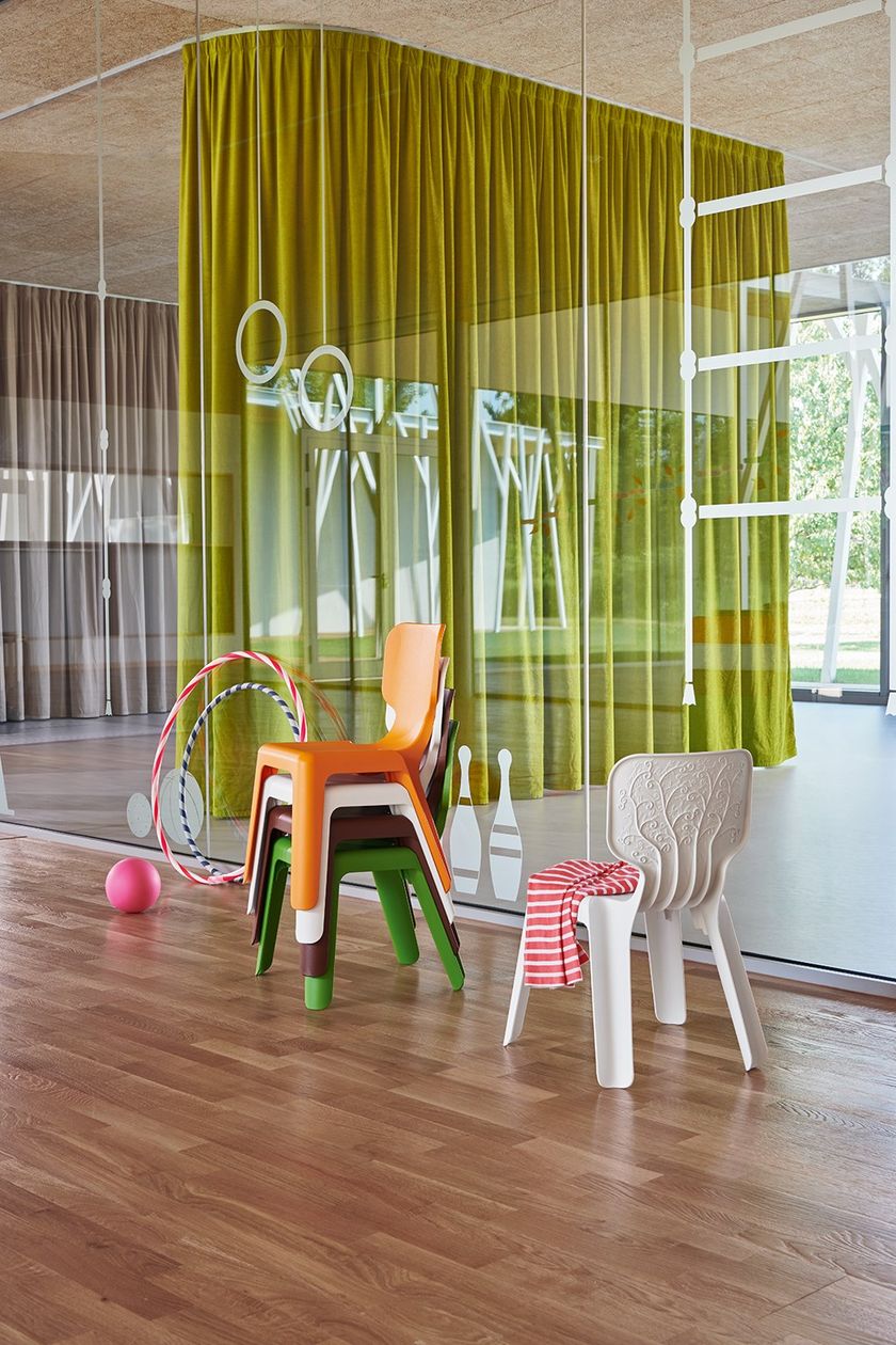 ALMA Stackable polypropylene kids chair By Magis | design Javier Mariscal
